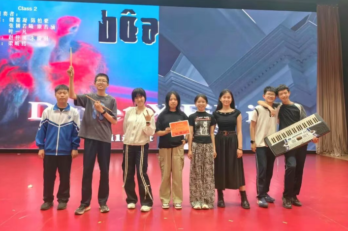英乐之声 逐梦欢歌 ——北京十二中本部初二年级举办英文歌曲才艺展示