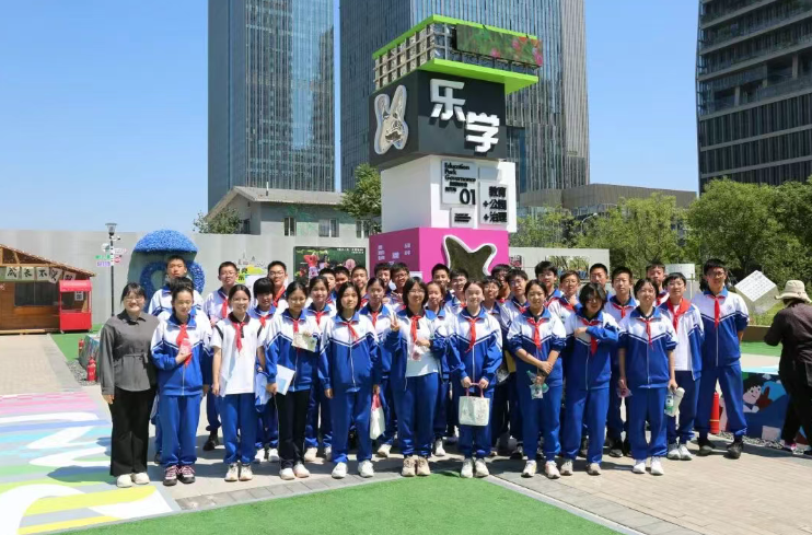 春风寻芳润同心  实践乐学育芳华——十二中学子亮相北京国际花展绽放成长之美