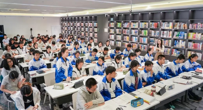 数智赋能素养生长 协同共筑育人新态——素养导向的“师-生-智”学习共同体教学研讨会分会场（一）